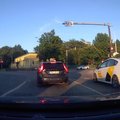 ВИДЕО | Зачем мне светофор? Непослушный водитель проехал перекресток на красный свет