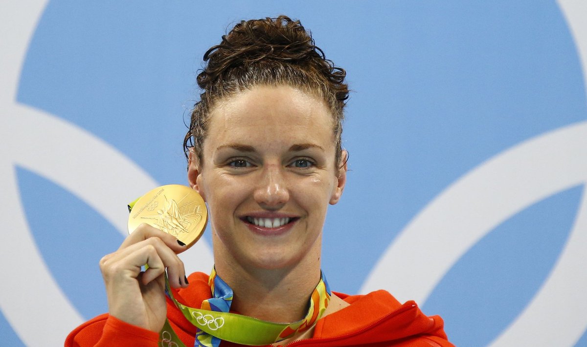 Swimming - Women's 200m Individual Medley Victory Ceremony