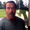 VAATA: Hakkas igav? Arnold Schwarzenegger filmis moblaga portsu naljaklippe oma kuulsatest repliikidest