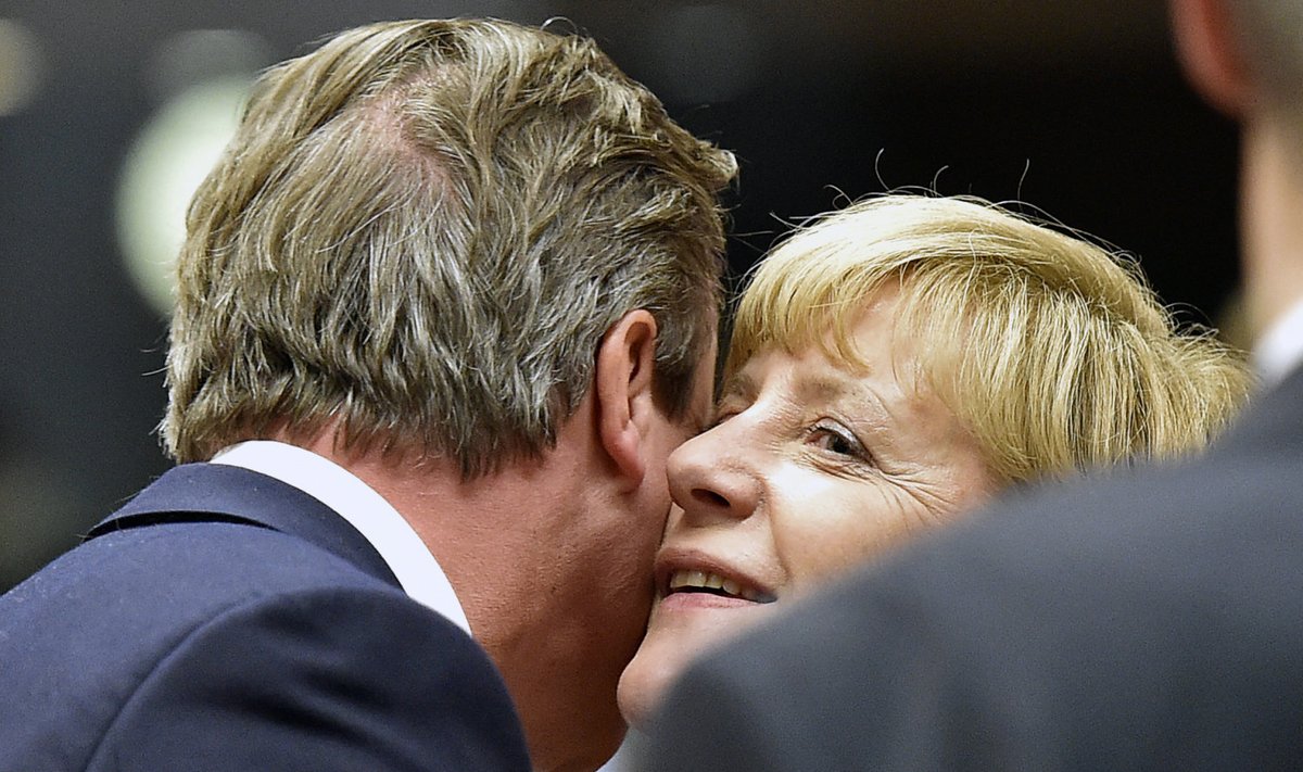 Angela Merkel ja David Cameron embavad üksteist EL-i tippkohtumisel.
