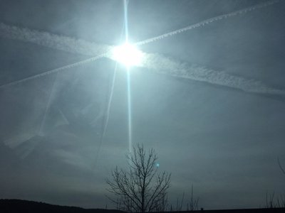 Lennuki kondensjäljed päikeses