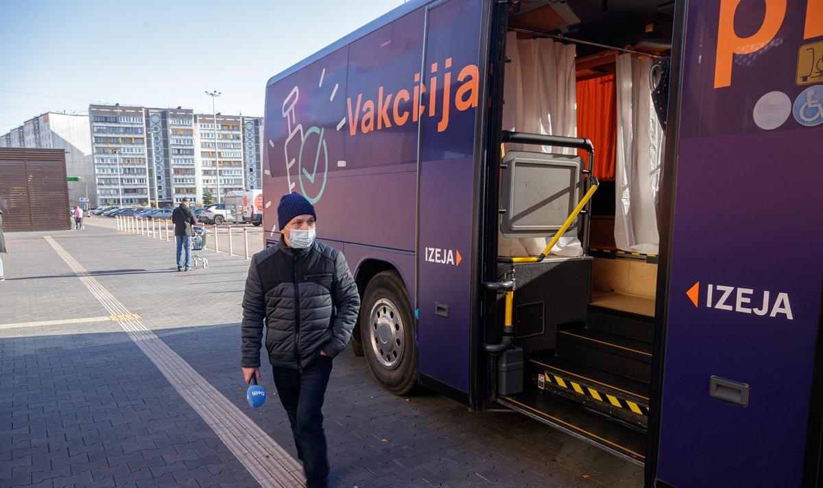  Роман Старапопов возле вакцинационного автобуса в Риге