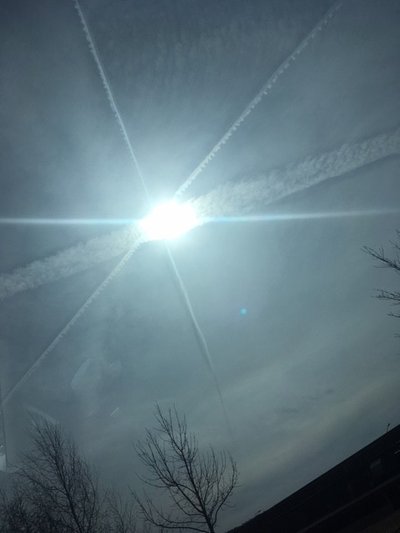 Lennuki kondensjäljed päikeses