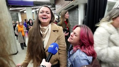 ВИДЕО | Народное караоке перед концертом Меладзе! Смотрите, как люди пели хиты на улице и в холле – основательно подготовились не все