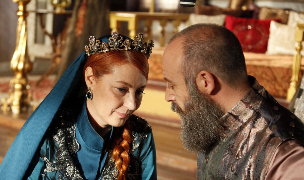 Liigutav armastuslugu põhineb ajaloolistel faktidel. Vahide Parcin (vasakul) ja Halit Ergenc kehastavad Hürremit ja sultan Suleimani.