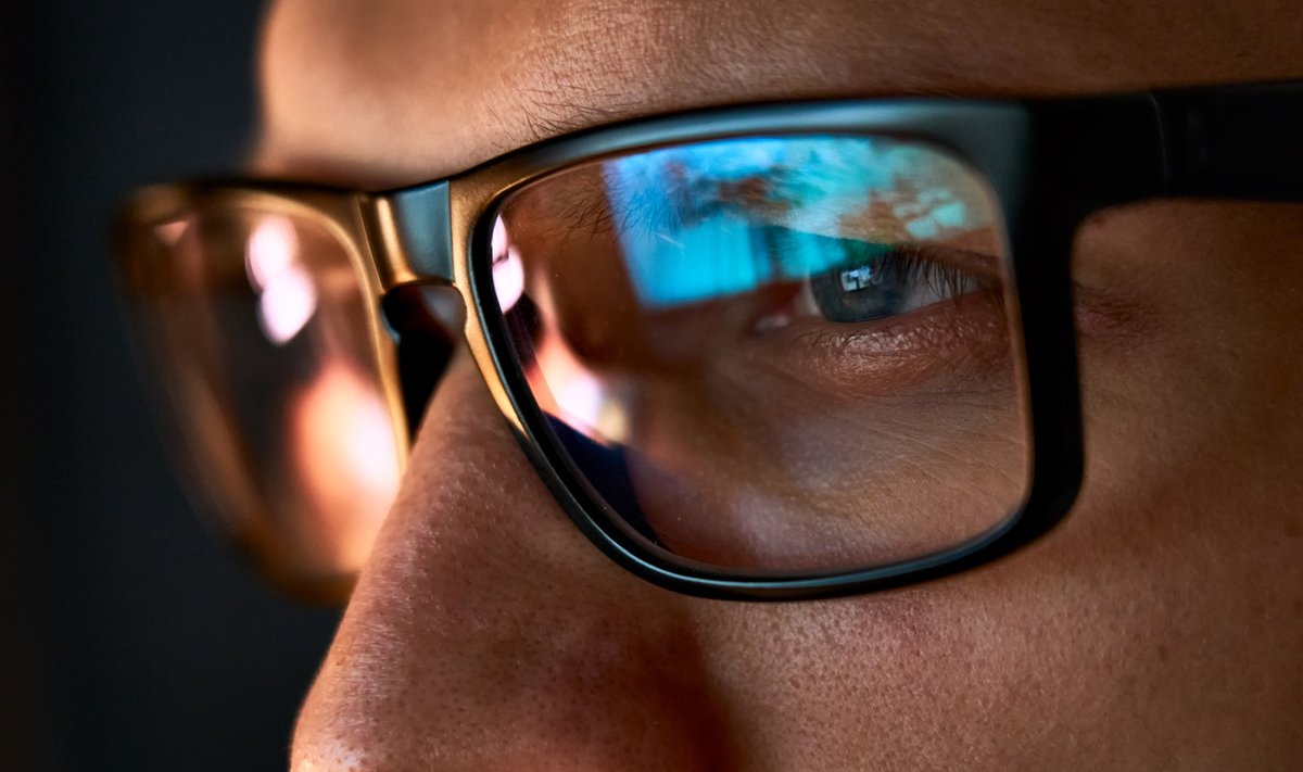 Arvutiekraanilt kumav sinine valgus väsitab silmi.