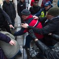 DELFI FOTOD ja VIDEO: Eesti Vene saatkonna ees korraldatud piketile tuli haakristis provokaator, läks kähmluseks