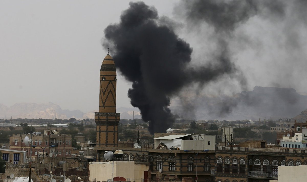 Сана, столица Йемена. 2 сентября 2015. На город совершен авиаудар