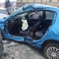 DELFI FOTOD: Tammsaare teel sõitis auto vastu posti, teadvuseta juht viidi haiglasse