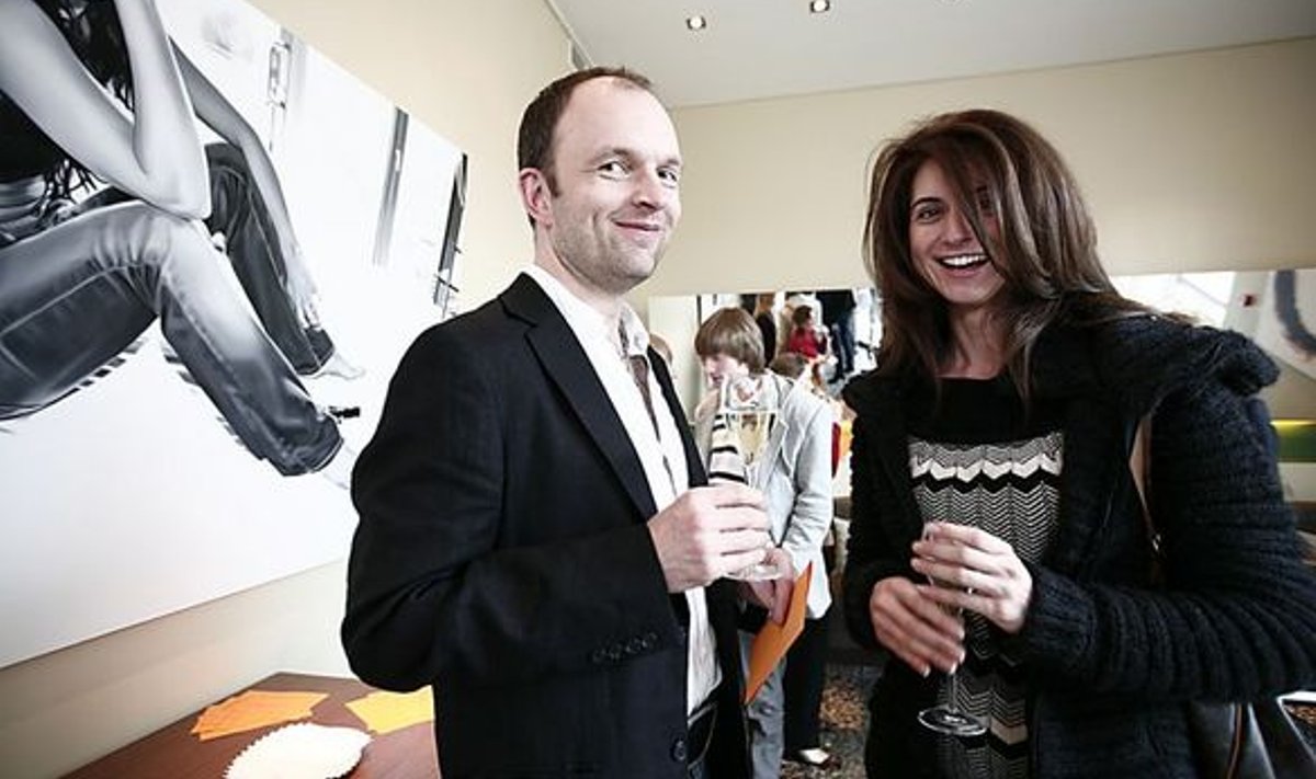 Kunstnik Andro Kööp, kelle tööd ilutsevad ka Pegasuse seintel, on sattunud koos Galerii24 direktori Dina Gontšarovaga keskustelema hoopis Maarit Murka maali “Kill Your Darlings” ette.