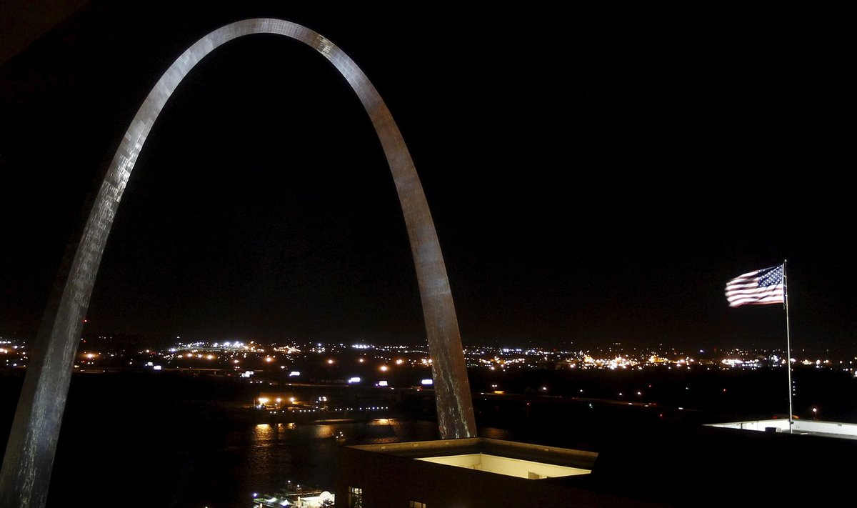 Maailma kõrgeim kaar tähistab St. Louisi linna väravat kunagisse metsikusse läände. Siin pildil vaatame küll üle Mississippi itta.