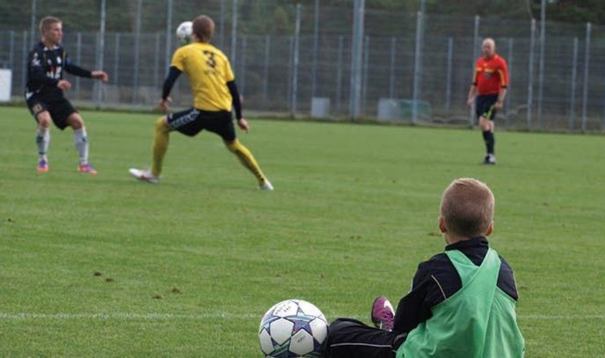 Fotomeenutus võidukast mängust Viljandi jalgpalliklubi vastu 2012. aasta septembris, millega tähistati 90 aasta möödumist esimesest jalgpallimatšist Keilas.
