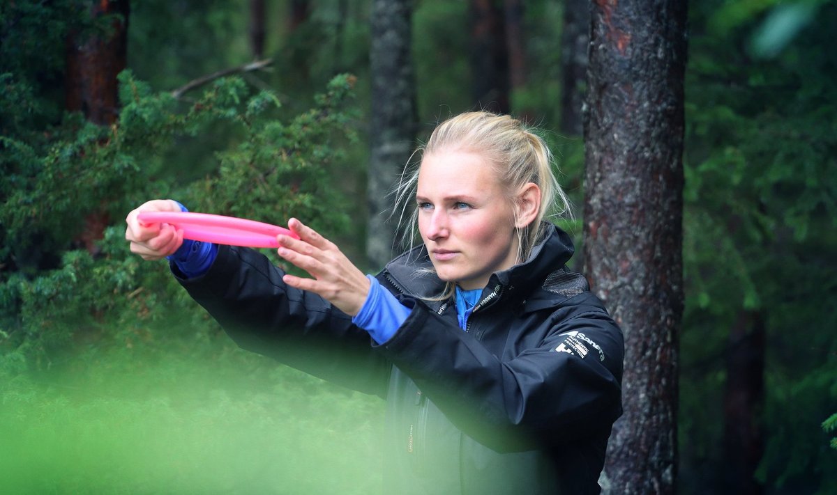 Keiti Tättest saab Eestis teine naine, kes mängib professionaalselt discgolf’i.