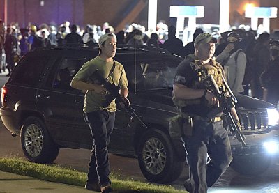 Kyle Rittenhouse (vasakul) tulistamise ööl Kenosha linnas.