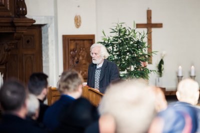 HEAD SÕPRA mälestab filmimees Mark Soosaar. Ta meenutas lahkumiskõnes Arraku akvarelli, mille kunstnik joonistas sügaval Vene ajal - sellel istub punane olend inimeste peal ja näitab näpuga, kuidas elada. Arraku ärasaatmisel meenutasid tema eredust, vitaalsust ja erakordset produktiivsust lisaks Soosaarele kunstikoguja Andres Eilart ja Eesti Kunstnike Liidu president Elin Kard.