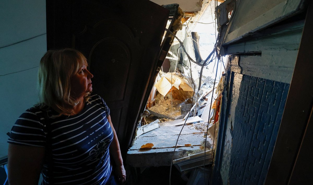 DONETSK: Donetski elanik Tatjana oma kodumaja trepikojas, vaatamas oma raketilöögist purustatud korteri poole.