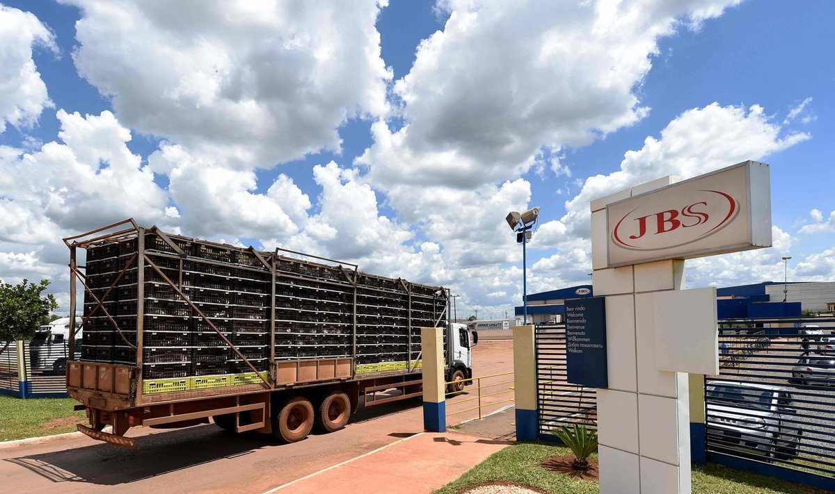 Eluskanakoormaga veoauto Brasiilia lihatöötleja JBS tehase väravas.