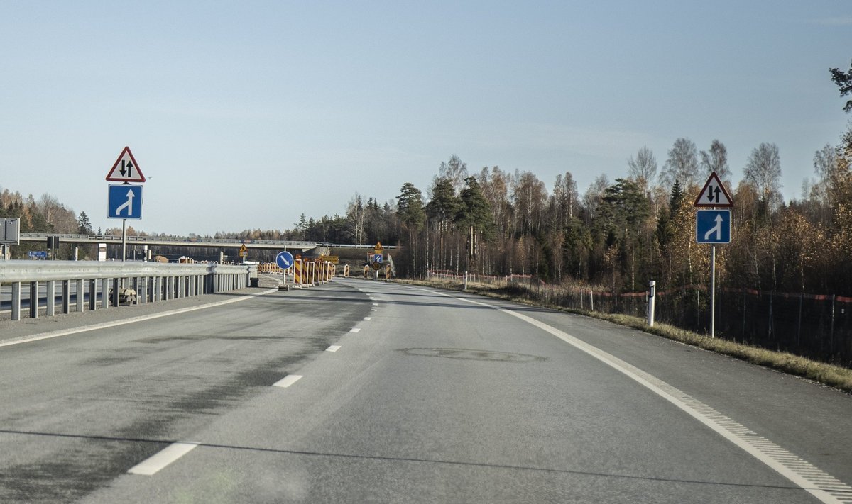 О том, что четырехполосное шоссе превратилось в двухполосное, автомобилисты узнали 14 октября благодаря дорожным знакам: по одному с каждой стороны дороги.
