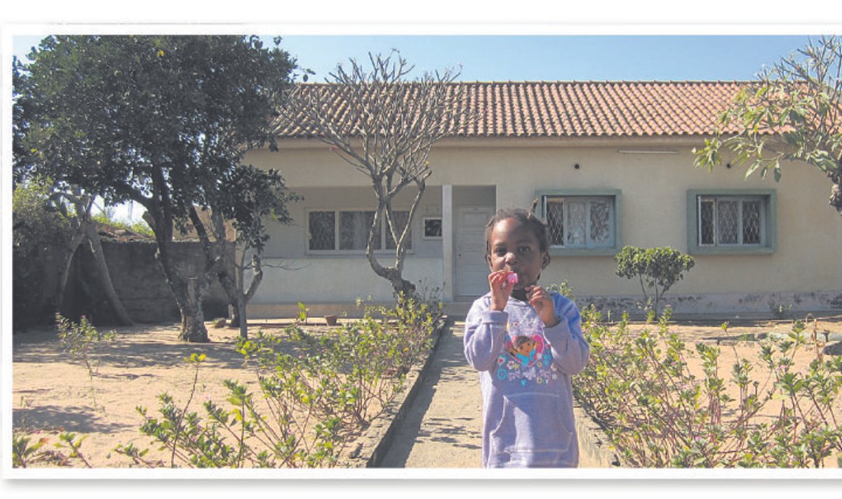 Maja, kus autor Maputos viibides elas, on Mosambiigi mõistes lausa luksuslik, korraliku katuse, parkettpõrandate ja vannitoaga.  Esiplaanil pererahva lapselaps Quinda.