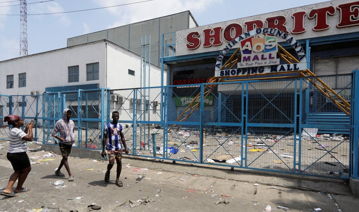 Rüüstajate saagiks langenud kaubanduskeskus Nigeeria kunagises pealinnas Lagoses