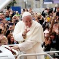 ФОТО и ВИДЕО: "Не хочется пропустить первого посланника Бога". На мессу Папы Римского в Каунасе собралось более 100 000 человек