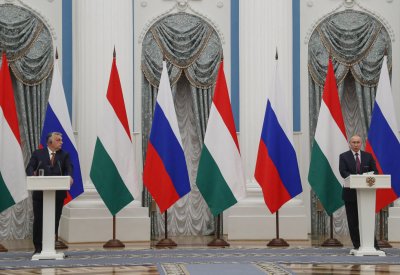 Orban (vasakul) ja Putin