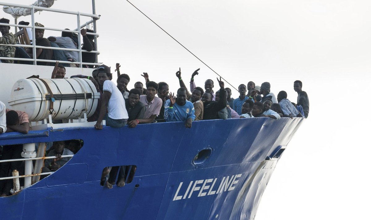 Lifeline’i pardal ootab kaldale pääsu üle 230 inimese. Itaalia ega Malta ei soovi neid oma sadamais näha.