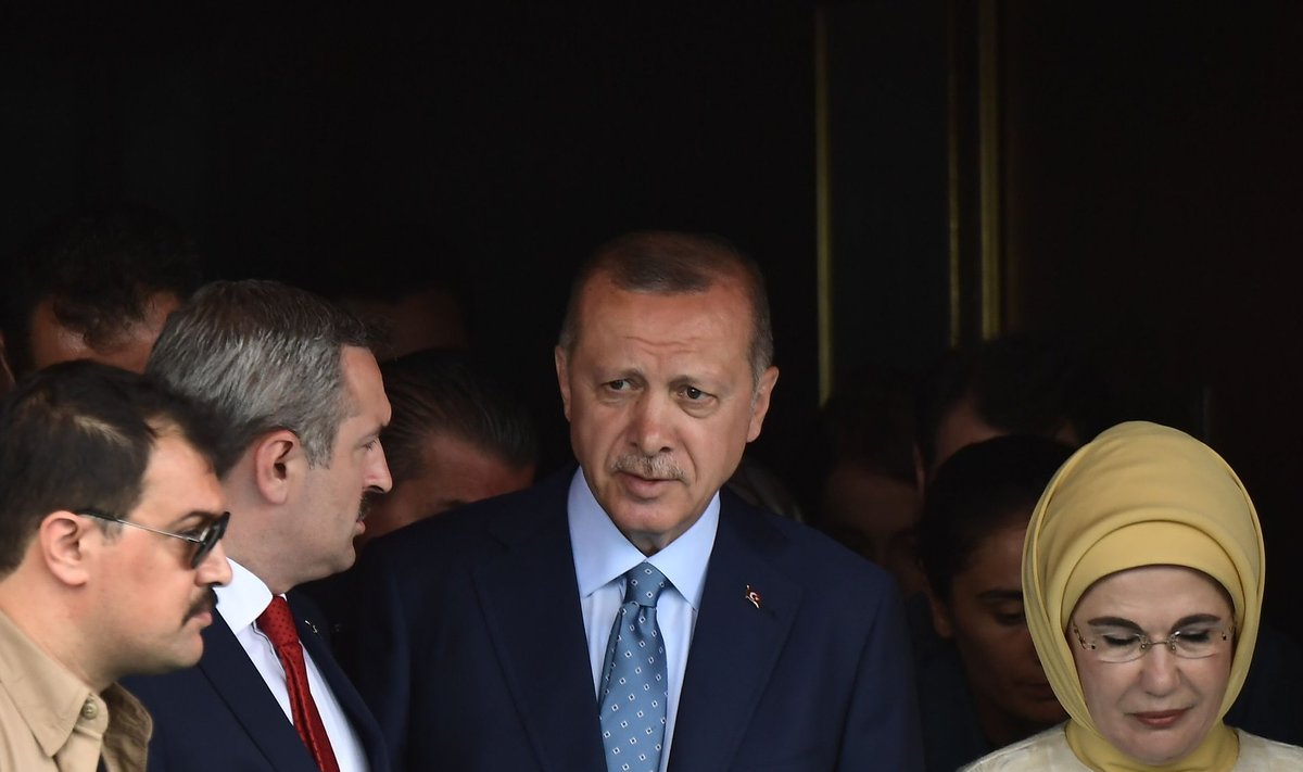 Türgi president Recep Tayyip Erdoğan eile koos abikaasa Eminega jaoskonnas
