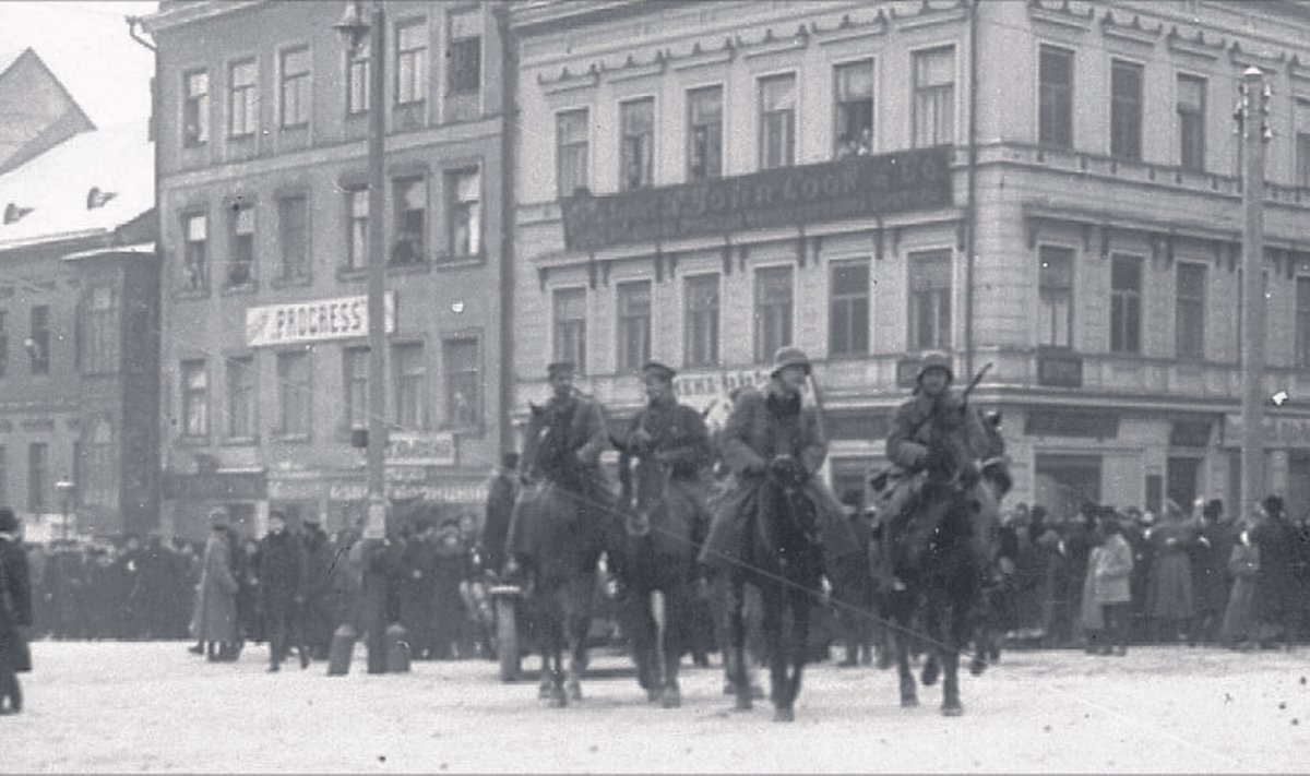 3 Saksa okupatsiooni­vägede  ratsasalk jõuab Tartu Raekoja platsile.