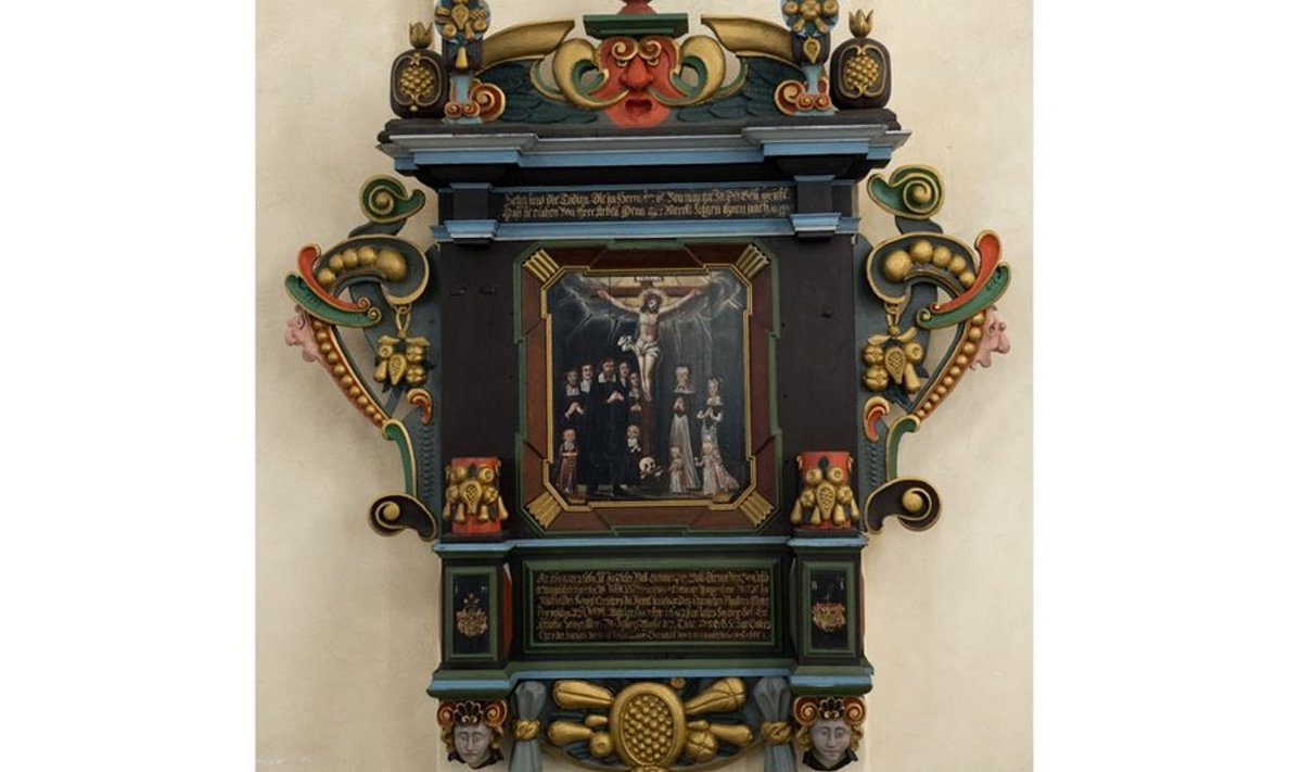 Isaac Hasselblatti ja tema perekonna epitaaf, mis esialgu asus Noarootsi kirikus (1683), ehmatab pea eksootilise ornamendiga.
