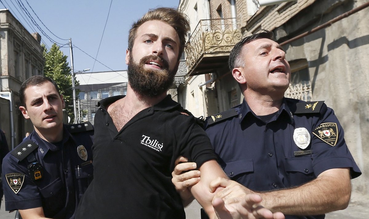 Gruusia politseinike jõhkrus kõigutab juba teist korda riigi poliitilisi jõujooni. Pildil on korrakaitsjad haardesse võtnud venemeelsel meeleavaldusel osalenu.