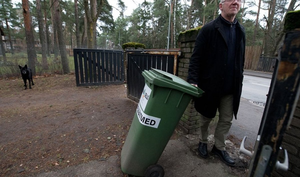 Nõmmelane Urmas Arike peab konteinerite tänavale viimist heaks: siis ei pea prügivedaja koera kartma.