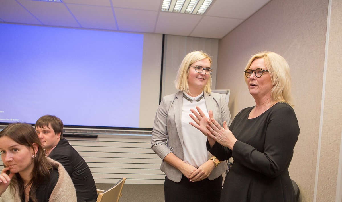 Margit Kõrvits (paremal) on saanud äsja teada, et teda valiti Visit Saaremaa tegevjuhiks. Tema kõrval Visit Saaremaa volinike koosoleku juhataja Marili Niits.