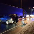 ФОТО: На Таллиннской окружной дороге столкнулись два автомобиля