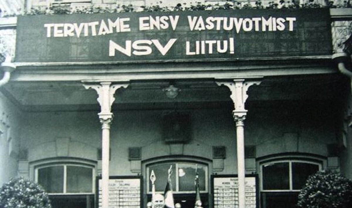 JUUDA KOJUTULEK: Moskvast naasnud reeturi Johannes Vares-Barbaruse ja tema kaaslaste tervitamine Balti jaamas 1940. Eesti oli pidulikult Stalinile kandikul üle antud.