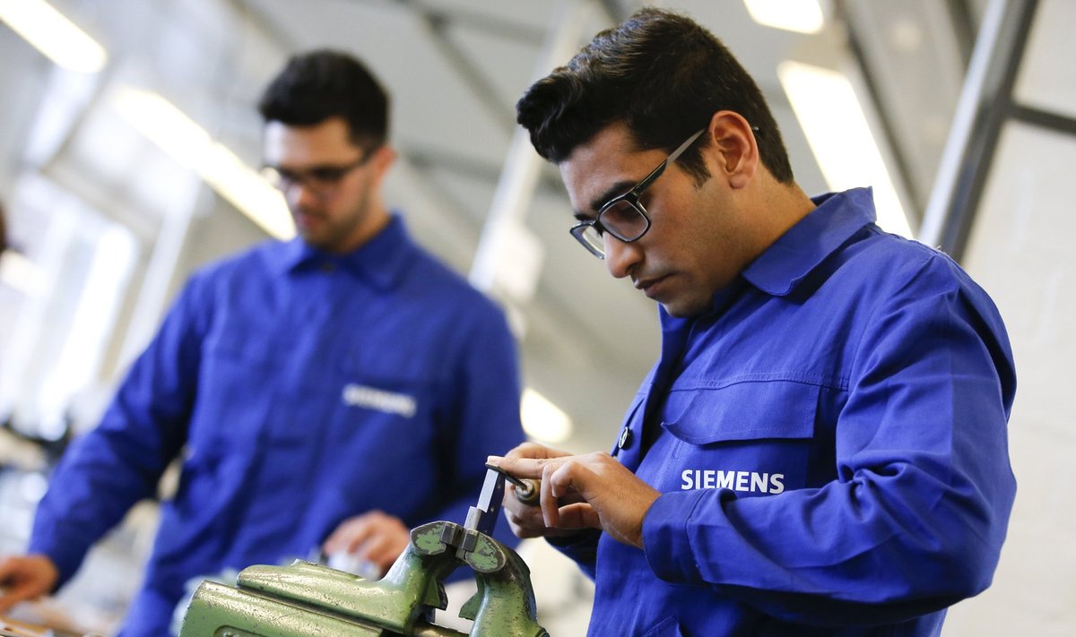 Saksa kontsern Siemens on olnud üks paljudest ettevõtetest, kes on omaalgatuslikult pakkunud põgenikele ametikoolitusi. Fotol demonstreerivad oma oskusi ettevõtte metallitöö kursuste põgenikest osavõtjad.