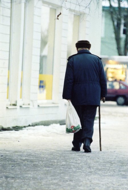 Vana mees kõnnib tänaval