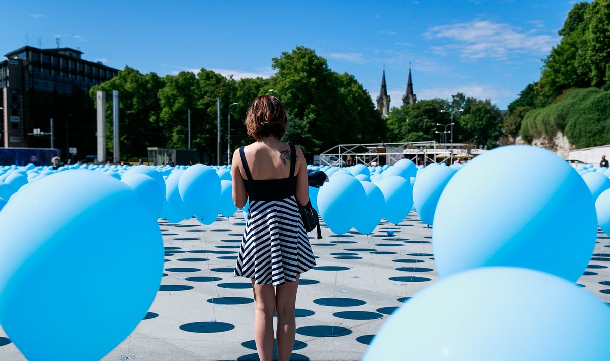 Täna mälestati üle Eesti juuniküüditamise ohvreid. Tallinnas Vabaduse väljakul meenutatakse ohvreid mälestustseremoonia ja “Pisarate mere” installatsiooniga.