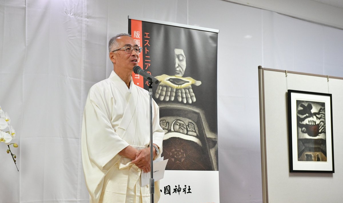 Peapreester Fumihiro Uchidale avaldavad Kaljo Põllu tööd muljet, iseäranis aga näituse plakatile valitud „Unelind” aastast 1983.