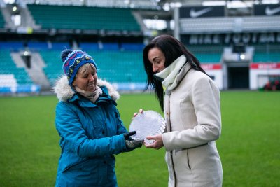 Eesti jalgpalliajakirjanike klubi liige et Süvari ja Kristina Bannikova.