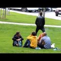 VIDEO: Päeva pull! Julge naljamees "kergendab end" Tallinna tänavatel