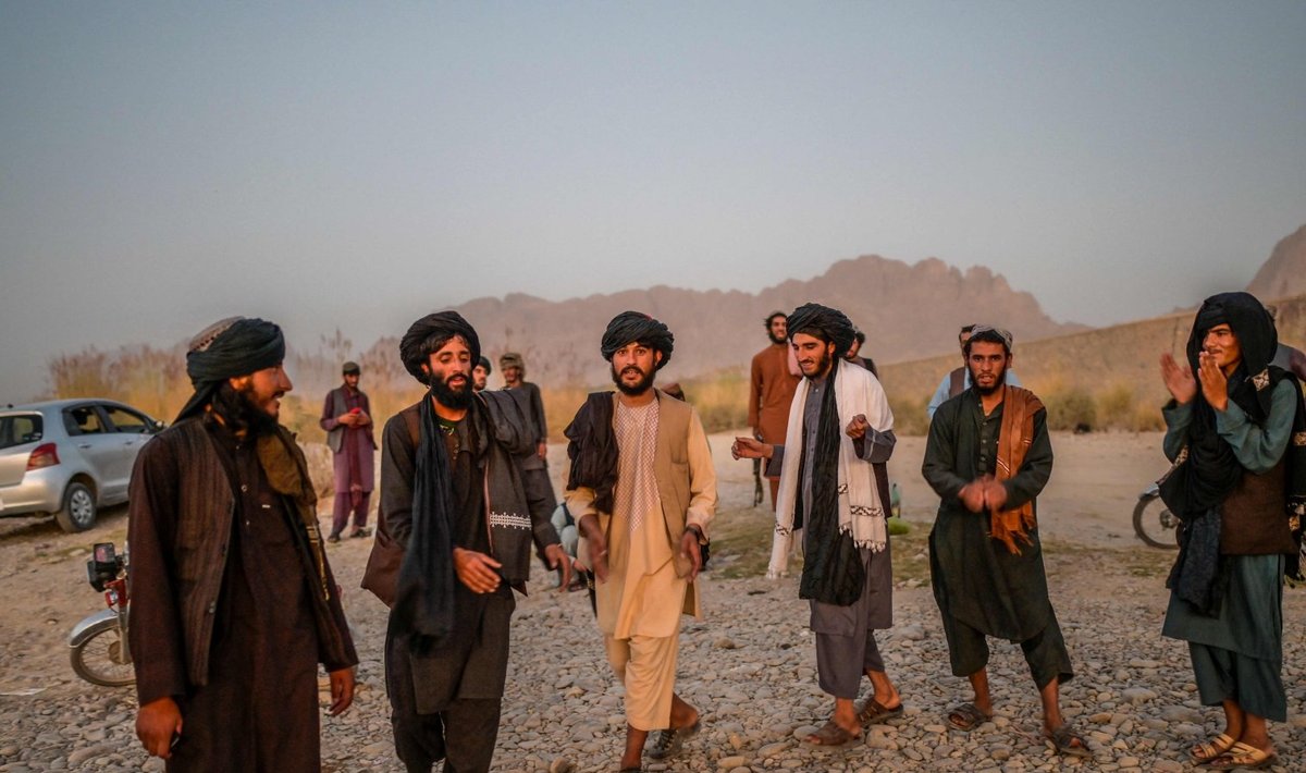 Talibani liikmed üleeile Kandahari jõe kaldal traditsioonilisel tantsul. 