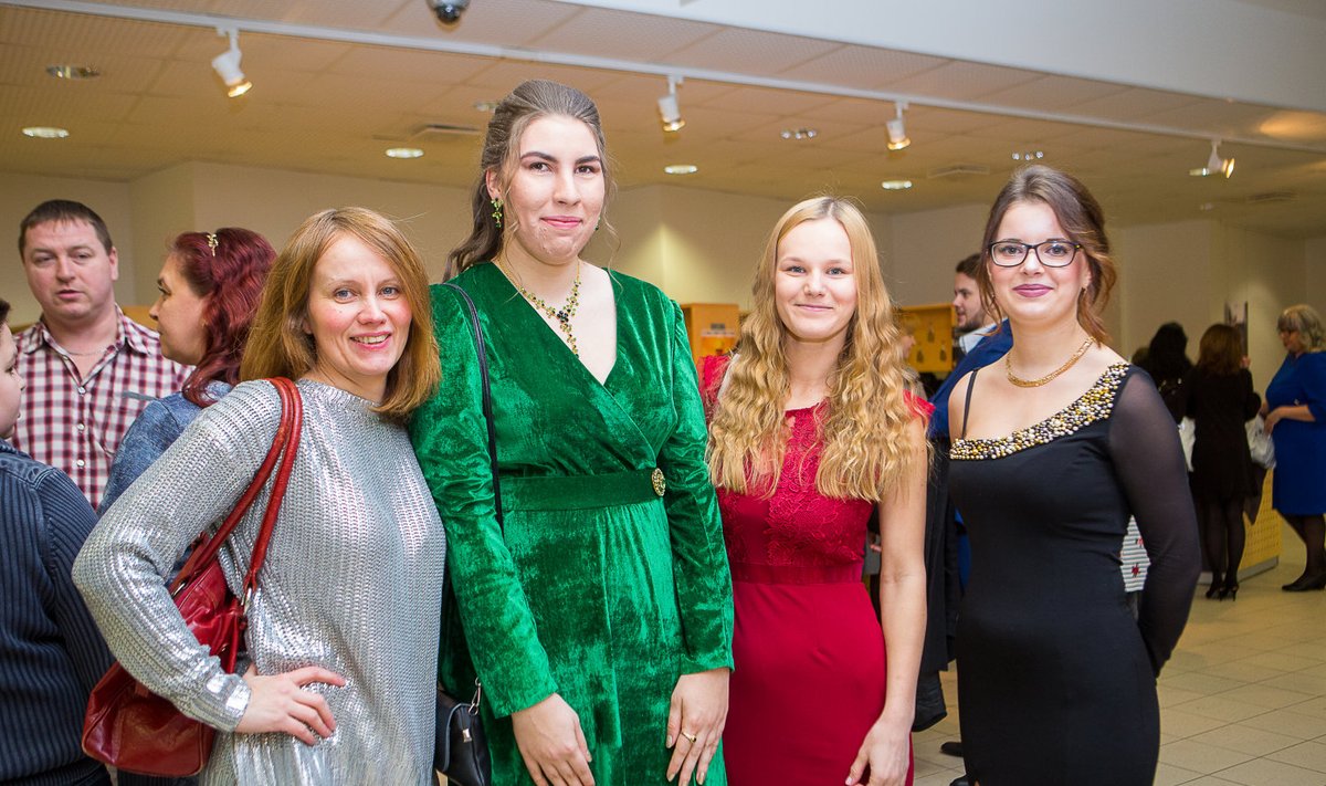 Rühmajuhendaja Merit Karise (vasakult) ning dekoraator-stilisti eriala lõpetajad Gerli Rooda, Marili Sinimeri ja Natalja Pinajeva eilsel lõpuaktusel.