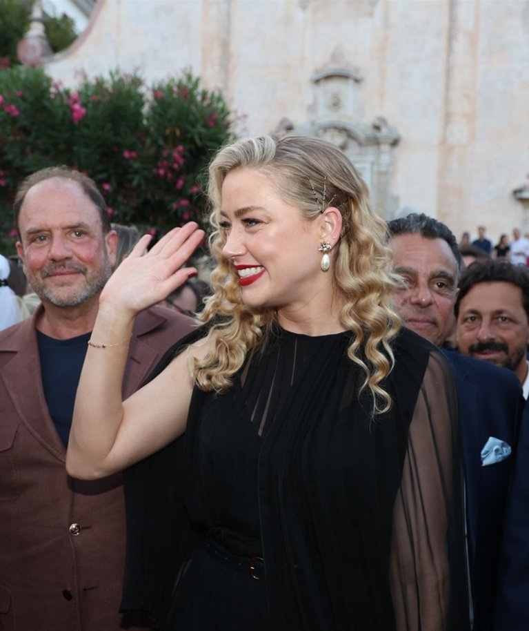 Amber Heard lehvitamas fännidele filmi „In the Fire“ esilinastusel Taormina filmifestivalil