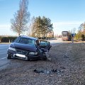 Päev liikluses: Pärnumaal keeras eakas Volvo juht ette liinibussile, viga sai mitu inimest