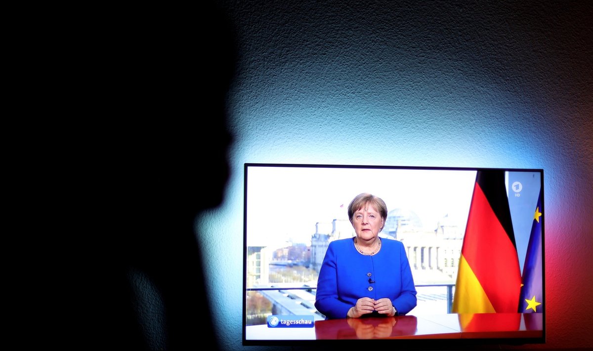 ELU PANDEEMIA AJAL: Naine jälgib Dortmundis kantsler Angela Merkeli teleesinemist.