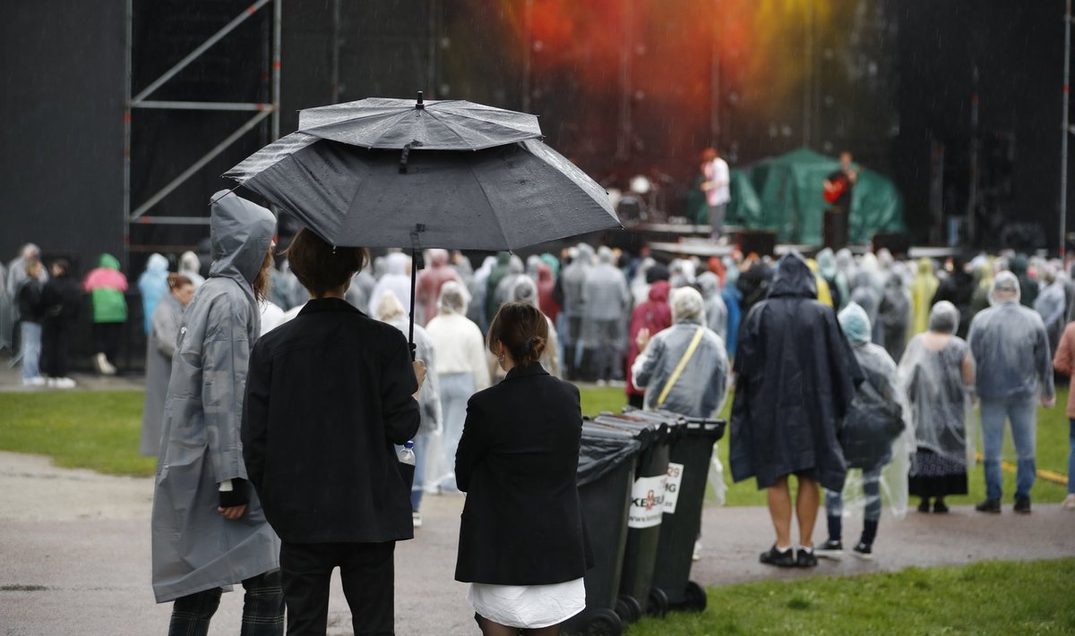 Hurts esines Tallinna lauluväljakul samal päeval, kui pettus toime pandi. Võimalik, et tegemist oli just Hurtsi piletitega. Pildil Hurtsi publik