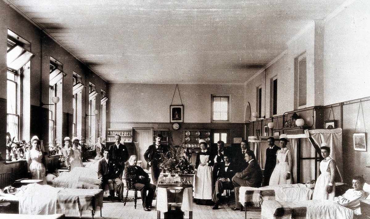 KUNINGANNA IHUARST JA TEMA MEESKOND: Joseph Lister (istub keskel) koos oma töötajatega Kingi kolledži haiglas.