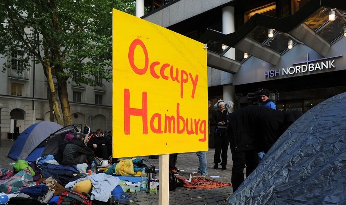 Kapitalismivastased meeleavaldajad telkisid Saksamaa skandaalse HSH Nordbanki Hamburgi kontori ees.