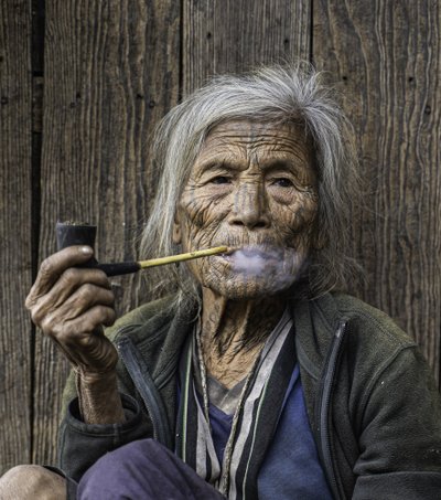 Tšini osariigi mägikülades suitsetab iga enesest lugupidav naisterahvas piipu. Suitsetamist peetakse siin staatusesümboliks.